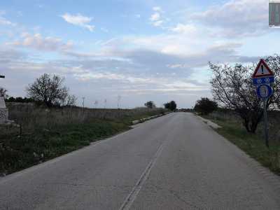 Il luogo � per� noto anche per una curiosa caratteristica. Arrivati alla croce dopo aver percorso una discesa, se si mette l�auto in folle, la macchina magicamente se ne va all�indietro, come attratta da una forza misteriosa